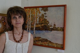 Н. Барсукова около работ своих учениц &ndash; пенсионерок.